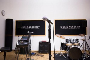 MA Music Academy-Filialen mit Gravity-Stativen ausgestattet