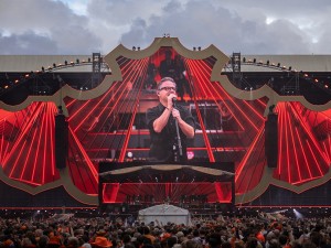 Analog Way Aquilon C+ helps Guus Meeuwis end his annual “Groots” concerts in big style