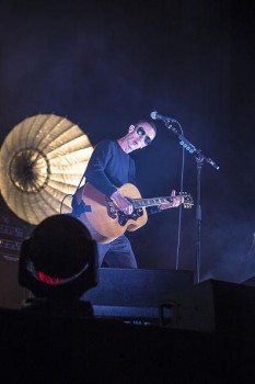 Colour Sound Experiment supplies lighting and video for Richard Ashcroft
