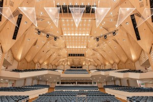 Audico installiert fast 300 Elation Fuze Pendant in der Stadthalle von Tampere