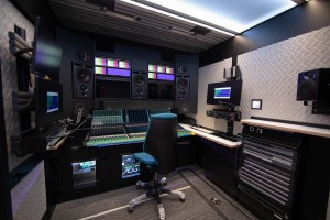 Broadcast Solutions übergibt neue Produktionsfahrzeuge an die SRG