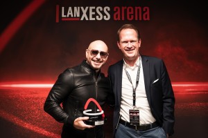 Pitbull erhält Sold Out Award der Lanxess Arena