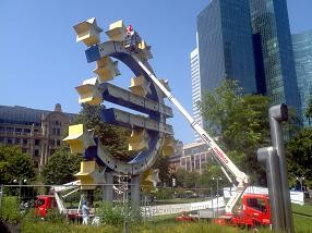 Mateco-Arbeitsbühnen unterstützen Grundsanierung der Euro-Skulptur
