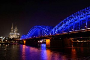 SGM-Scheinwerfer beleuchten Kölner Hohenzollernbrücke